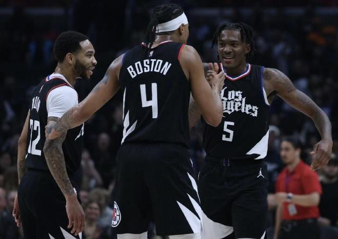 记者：拉菲尼亚、加西亚和卡萨多将获得周末比赛的医疗许可（记者：拉菲尼亚、加西亚和卡萨多预计将在周末比赛前获医疗放行）