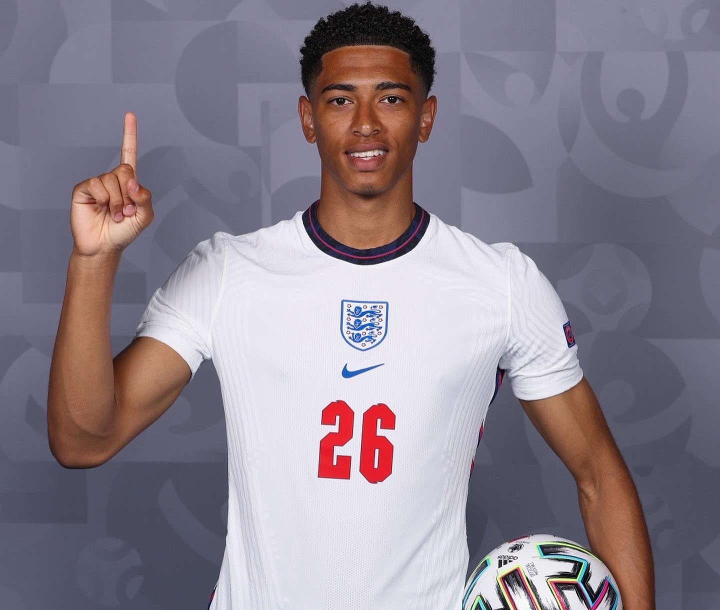 半场战报：法兰克福0-0美因茨，双方破门乏术（半场快讯：法兰克福0-0美因茨，场面胶着难破门）