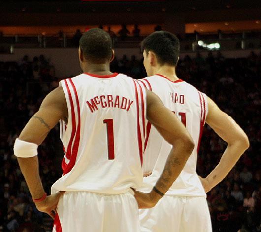 热身踩到球扭伤！华盛顿：我很努力训练&没想到这种事 很高兴复出（热身意外踩球扭伤，华盛顿：一直刻苦训练却未曾预料，如今复出很开心）