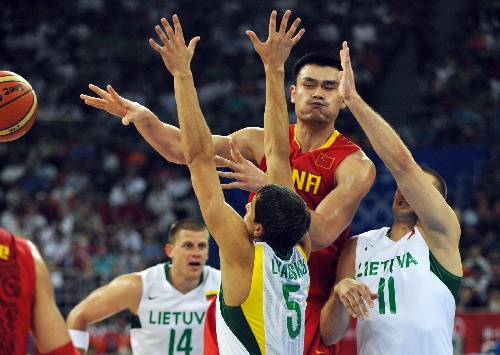 欧冠赛场精彩瞬间：皇马主场2-0取胜,（欧冠之夜高光时刻：皇马主场2比0告捷）