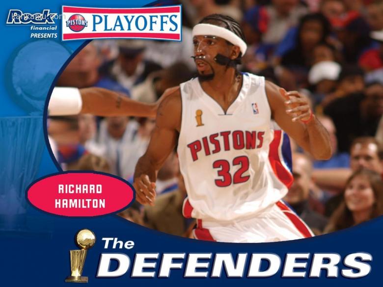 詹姆斯赛后向卡斯尔赠送签名球衣：年轻的国王，继续加油（詹姆斯赛后赠卡斯尔签名球衣：年轻的王者，继续前行）