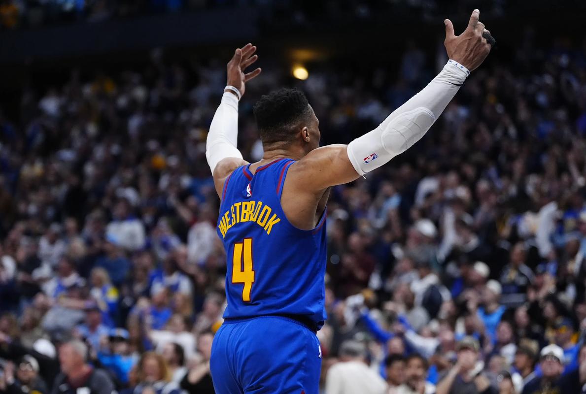 曼城有望大胜桑德兰，展现沉稳防守，争夺英超积分榜席位。（曼城有望横扫桑德兰，凭稳健防守冲击英超前列）