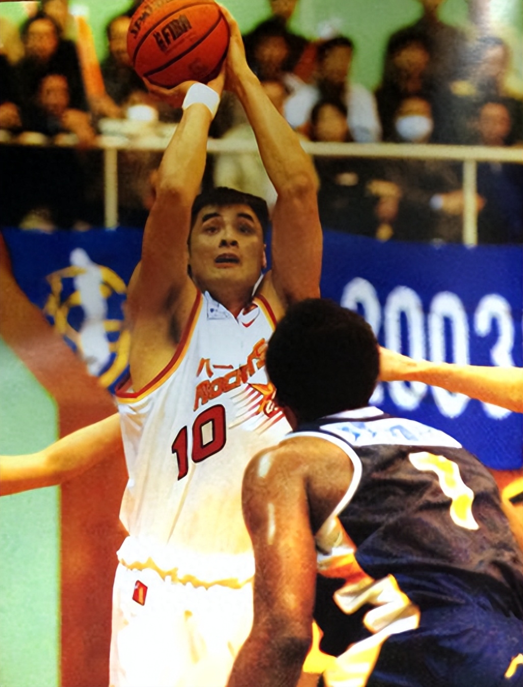 C罗2026世界杯将推出金色签名球鞋，致敬经典Mercurial设计（C罗将在2026世界杯发布金色签名战靴，致敬经典Mercurial设计）