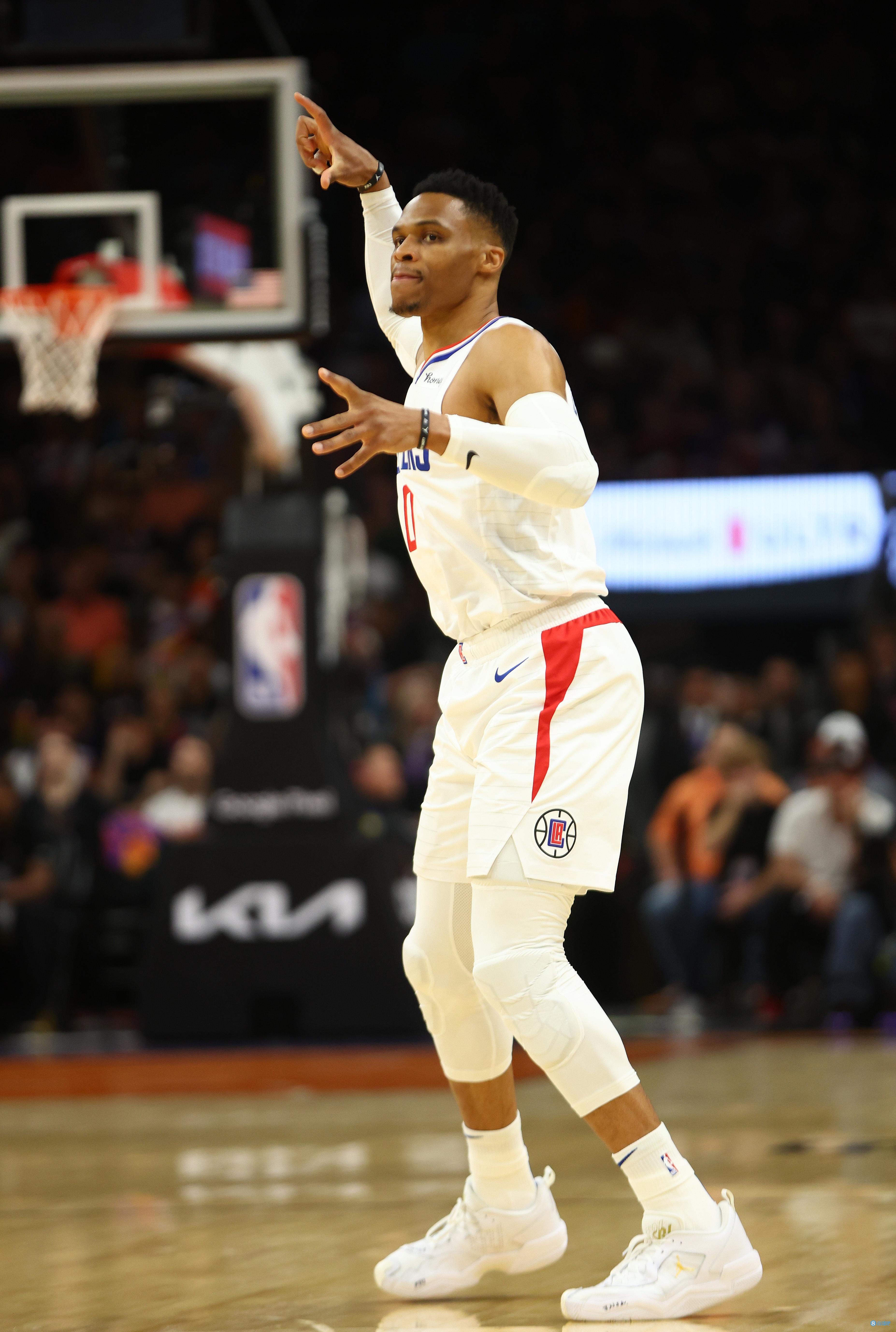 足球国足后防双塔表现稳固（国足后防双塔稳如磐石）