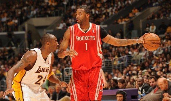 望无大碍！纪卓投射三分下落踩到陶汉林崴脚 后者被吹违体犯规（愿无大碍！纪卓三分出手落地踩到陶汉林致脚踝崴伤，陶汉林被吹违体犯规）