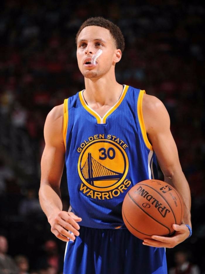 太真实了！网友昨日聚焦太阳替补席 雷霆飙进3分狄龙一脸生无可恋（笑哭了！网友昨把镜头对准太阳板凳，雷霆三分雨狂轰，狄龙表情直接破防）