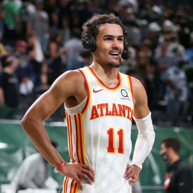 数十位工人集结诺坎普外，抗议建筑公司驱逐行政不合规员工（数十名工人诺坎普外集会，抗议建筑公司清退行政手续不合规人员）