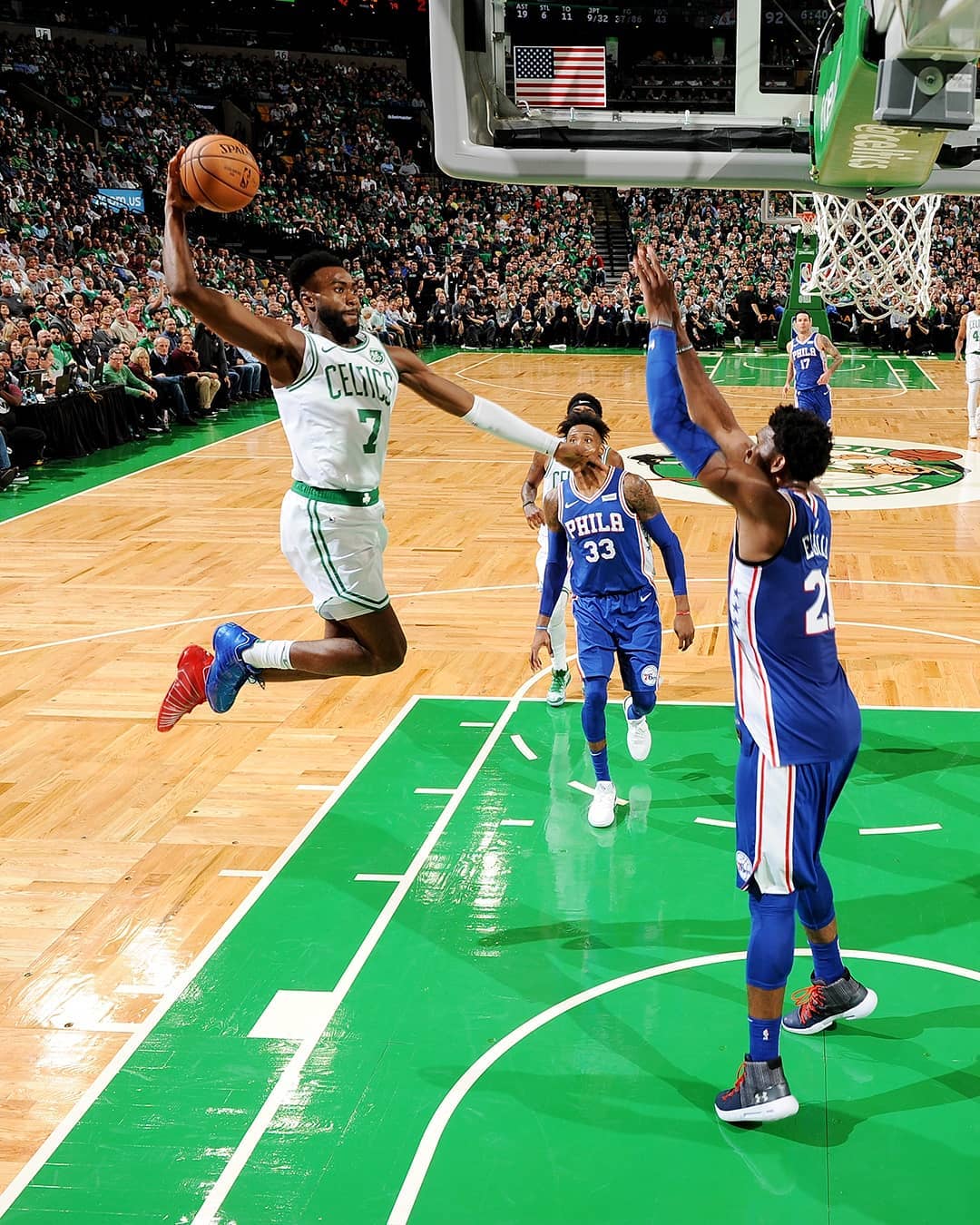 中国足坛2025赛季大结局：海港中超夺冠，国安收获足协杯（2025中国足坛收官：海港问鼎中超，国安捧起足协杯）