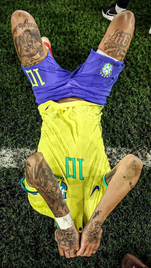 湖人本赛季输掉的7场比赛最少一场输10分，场均输17.7分（湖人本季7场失利，最小分差10分，场均净负17.7分）