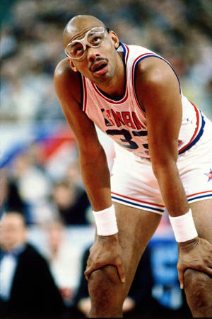 日职联半场：莱奥建功，知念庆破门被吹，鹿岛1-0横滨水手（半场战报：莱奥先拔头筹，知念庆进球被判无效，鹿岛暂1-0领先横滨水手）