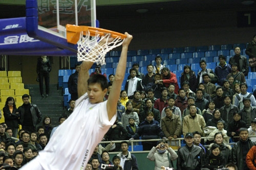 NBA第一次首发19分钟，杨瀚森全新体验，他正在证明自己属于这里（NBA处子首发19分钟，杨瀚森全新体验：他正证明自己属于这里）