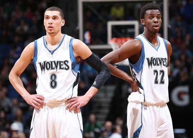 NBA常规赛继续火热进行，恰逢美国当地平安夜前夕，联盟将上演一场“篮球盛宴”——多达14场比赛轮番开打。（恰逢美国平安夜前夕，NBA常规赛如火如荼——14场大战轮番上演）