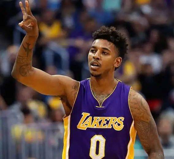 亚精英赛半场：路易斯失单刀+补射中柱，申花暂0-0广岛（亚精英赛半场战报：路易斯单刀失机又补射中柱，申花暂与广岛0-0）