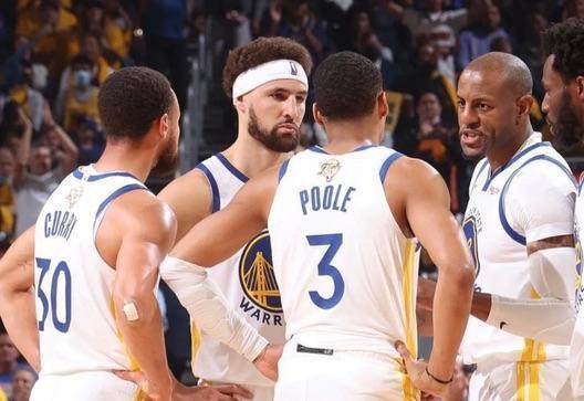 鲍威尔半场表现不佳，仅得7分4板2助1断（鲍威尔半场低迷：7分4篮板2助攻1抢断）