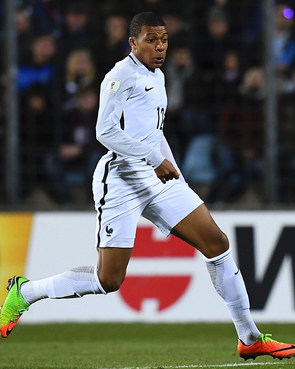 FC26坚不可摧：萨拉赫领衔，萨卡、莫德里奇、卡马文加在列（FC26铜墙铁壁：萨拉赫挂帅，萨卡、莫德里奇、卡马文加入选）